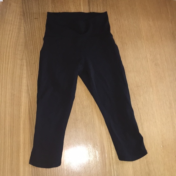 Women’s Capri Black Leggings - Picture 1 of 2